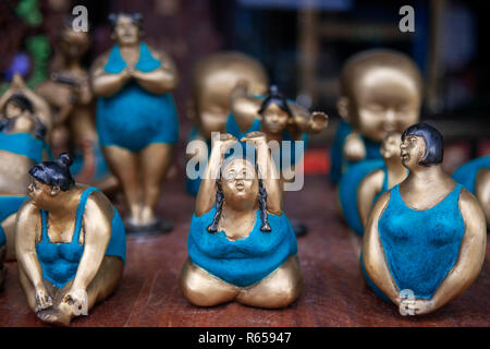 Des statues en bronze de souvenirs à vendre dans un marché à Luang Prabang au Laos Banque D'Images