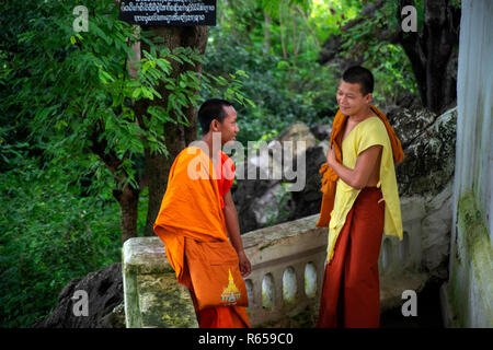 Moines à Wat Phousi temple sur le mont Phou Si, Luang Prabang, Laos, Asie Banque D'Images