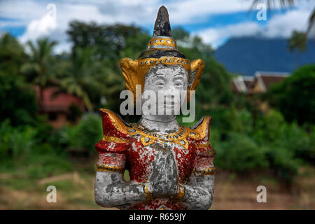 Statue de Bouddha à côté de la rivière du Mékong à Luang Prabang au Laos Banque D'Images