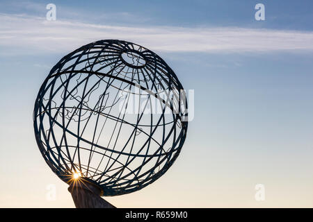 Cercle Arctique Monument, Traena, situé sur le cercle polaire arctique, en Norvège. Banque D'Images