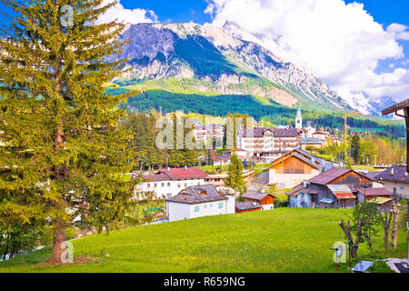 Ville de Cortina d' Ampezzo Dolomites en vue sur les Alpes Banque D'Images