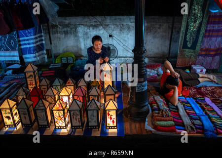 Marché de nuit de Luang Prabang, site touristique très populaire pour des souvenirs et des produits artisanaux situé sur Main Street dans la ville de Luang Prabang au Laos Banque D'Images