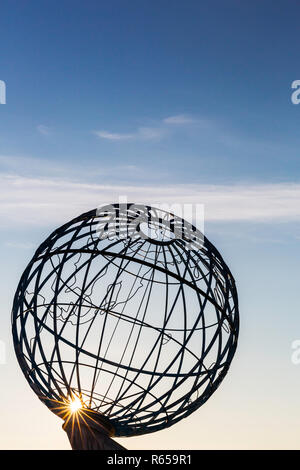 Cercle Arctique Monument, Traena, situé sur le cercle polaire arctique, en Norvège. Banque D'Images