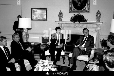 Washington, DC. 4-18-1991 Le Président George H. W. Bush rencontrera les gouverneurs d'État dans le bureau ovale avant la réunion d'information sur l'éducation nationale. L-R Roy Romer (COLO) John Ashcroft (Missouri) Le président Bush, Sec. de l'éducation Lamar Alexander Crédit : Mark Reinstein /MediaPunch Banque D'Images