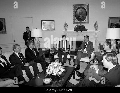 Washington, DC. 4-18-1991 Le Président George H. W. Bush rencontrera les gouverneurs d'État dans le bureau ovale avant la réunion d'information sur l'éducation nationale. L-R Roy Romer (COLO) John Ashcroft (Missouri) Le président Bush, Sec. de l'éducation Lamar Alexander Crédit : Mark Reinstein /MediaPunch Banque D'Images