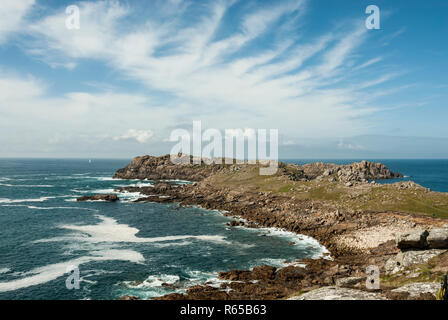 Ciel dramatique, la mer et le littoral montrant Shipman, tête de Scilly, Bryher Shipman la tête en bas. Journée de printemps ensoleillée. Banque D'Images