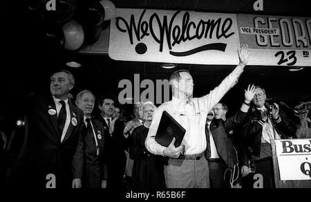 Chicago, Illinois. 10-28-1988 Le vice-président George H. W. Rallye de la campagne Bush à Chicago's 23e ward. Avec lui sont son épouse Barbara et Gouverneur de l'Illinois James Thompson. Credit : Mark Reinstein /MediaPunch Banque D'Images