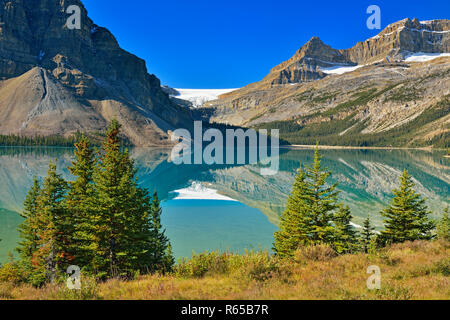 Glacier Bow reflété dans le lac Bow, Banff National Park, Alberta, Canada Banque D'Images