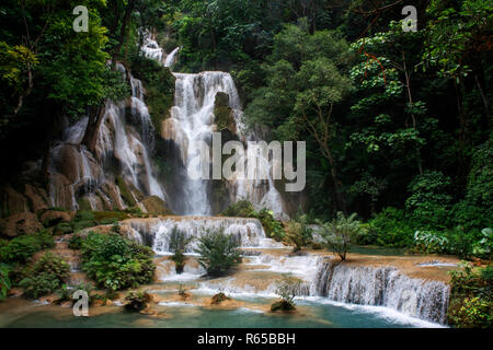 Chutes d'eau à l'Tat Kuang près de Luang Prabang au Laos. Banque D'Images