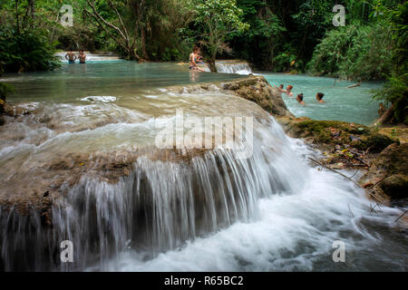 Chutes d'eau à l'Tat Kuang près de Luang Prabang au Laos. Banque D'Images