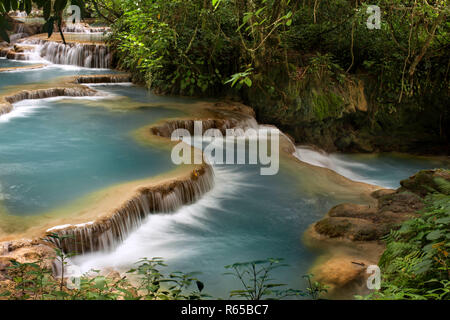 Chutes d'eau à l'Tat Kuang près de Luang Prabang au Laos. Banque D'Images