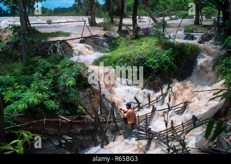 Les pêcheurs de la Waterfal Somphamit sur l'île de Don Khone, Laos Banque D'Images