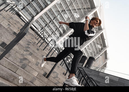 Jeune homme sportif est en marche en bas à l'extérieur Banque D'Images