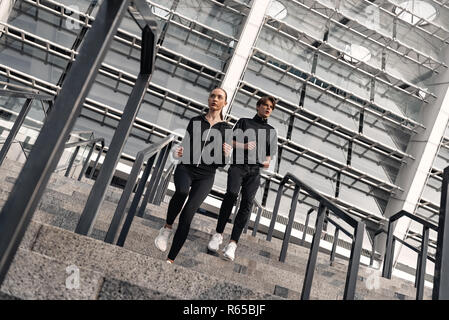 Tôt le matin d'entraînement. Jeune couple en marche en bas Banque D'Images