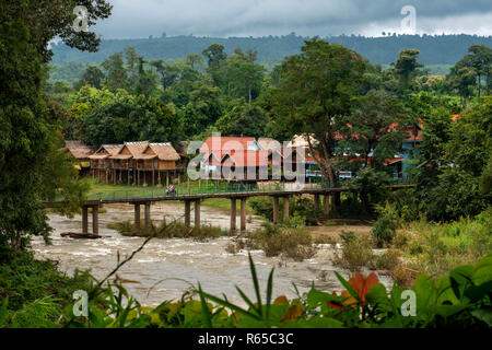 Tad Lo village et Tat Lo River Plateau des Bolavens le sud du Laos Banque D'Images