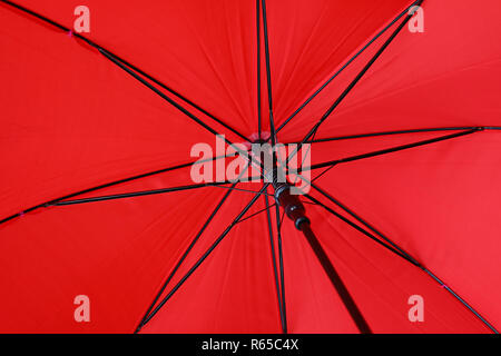 Close up parapluie rouge low angle view Banque D'Images