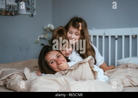 La maman et ses deux petites filles mignonnes s'amusent Banque D'Images