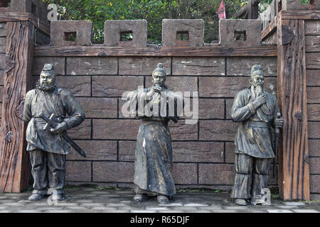 CHIBI, HUBEI/ CHINE - le 25 octobre 2018 : des statues de Liu Bei, Guan Yu et Zhang Fei (serment de la Peach Garden) Peach garden. Au royaume Trois Chibi Ba Banque D'Images