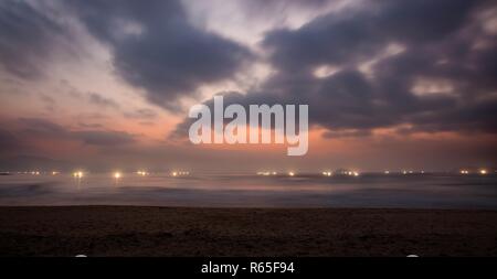 Une scène au lever du soleil à la côte sur la mer de Chine du sud à Lam Bay au Vietnam. Banque D'Images