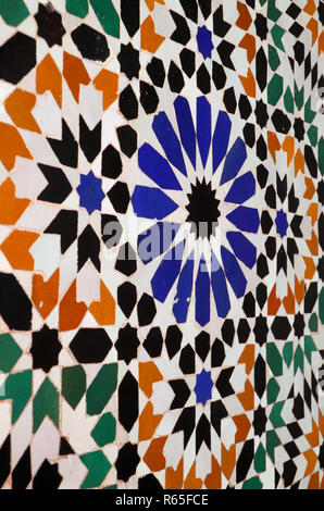Maroc Marrakech - Arabesque colorée typique de la vieille Mauresque céramique émaillée carreaux de mur. Banque D'Images