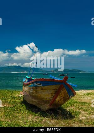 Donnant sur la mer de Chine du sud dans la baie de Nha Trang sur une belle journée ensoleillée avec un bateau de pêche vietnamien au premier plan. Banque D'Images