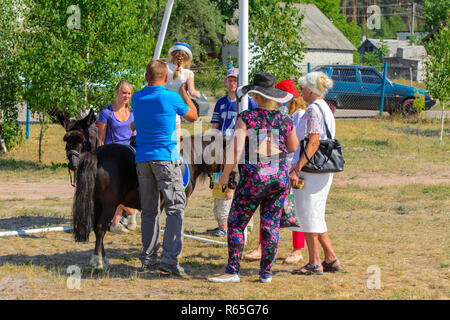 Zarechany, Ukraine - le 10 juin 2018. L'équitation. Réunion des habitants sur le festival du village de Zarechany. Les événements publics, la charité, rural Banque D'Images