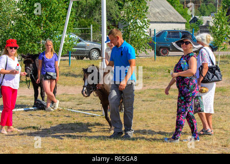 Zarechany, Ukraine - le 10 juin 2018. L'équitation. Réunion des habitants sur le festival du village de Zarechany. Les événements publics, la charité, rural Banque D'Images