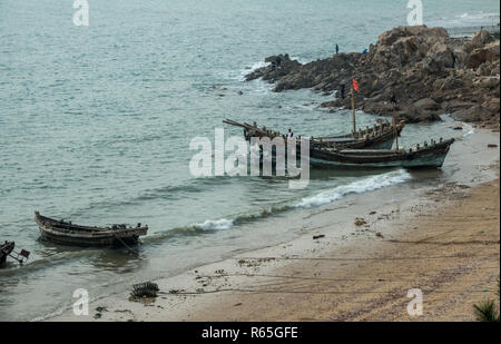 Les bateaux de pêche décharger attraper à Qingdao Banque D'Images