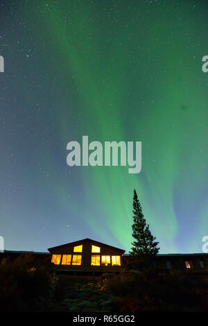 Aurore boréale au-dessus du lac Ennadai, Arctique Haven Lodge, le territoire du Nunavut, Canada Banque D'Images