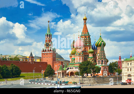 Vue panoramique sur la Place Rouge de Moscou Horloge Kuranti les tours du Kremlin, la cathédrale Saint-Basile église. L'architecture de Moscou. Russie Moscou Place Rouge excursions Excursions de vacances vacances célèbre château en brique Banque D'Images