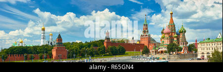 Vue panoramique sur la Place Rouge de Moscou Horloge Kuranti les tours du Kremlin, la cathédrale Saint-Basile église. L'architecture de Moscou. Russie Moscou Place Rouge excursions Excursions de vacances vacances célèbre château en brique Banque D'Images