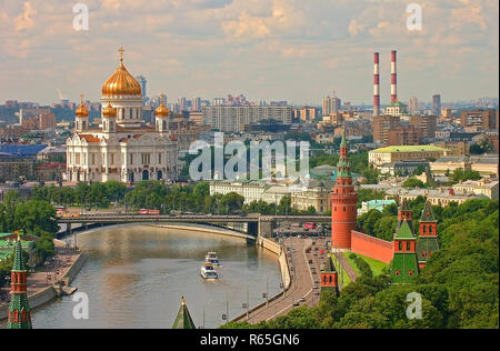 Vue panoramique sur les tours du Kremlin de Moscou la Place Rouge, la Cathédrale du Christ Sauveur, rivière, pont. Moscou aérienne panorama de l'architecture russe ancienne et moderne. Visites guidées de lieux célèbres Banque D'Images