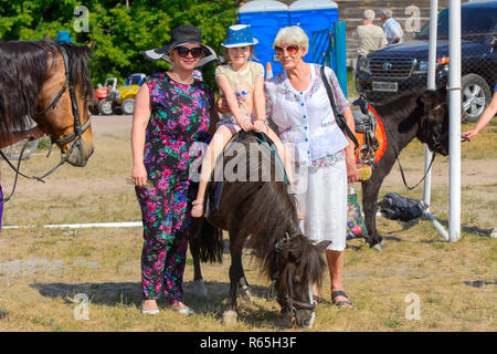 Zarechany, Ukraine - le 10 juin 2018. L'équitation. Réunion des habitants sur le festival du village de Zarechany. Les événements publics, la charité, rural Banque D'Images