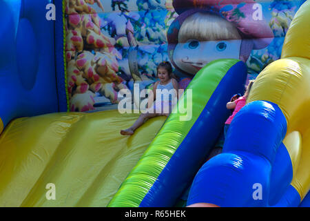 Zarechany, Ukraine - le 10 juin 2018. Les enfants jouer sur un carrousel gonflable. Réunion des habitants sur le festival du village de Zarechany. Fonction Banque D'Images