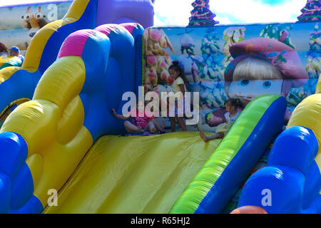 Zarechany, Ukraine - le 10 juin 2018. Les enfants jouer sur un carrousel gonflable. Réunion des habitants sur le festival du village de Zarechany. Fonction Banque D'Images