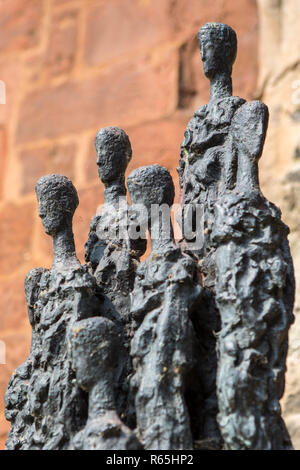 Coventry, Royaume-Uni - 26 juillet 2018 : le choeur des survivants à l'intérieur de la statue l'bombardée ruines de l'ancienne cathédrale de Coventry - la statue est en mémoire o Banque D'Images