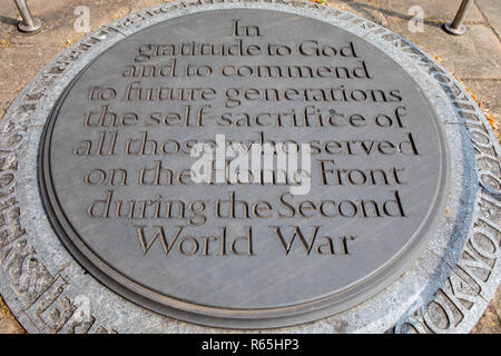 Coventry, Royaume-Uni - 26 juillet 2018 : une plaque à l'intérieur des ruines de l'ancienne cathédrale de Coventry commémorant le sacrifice de ceux qui ont servi sur l'Hom Banque D'Images