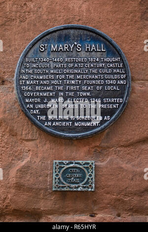 Une plaque à l'entrée de la St Marys Guildhall historique dans la ville de Coventry, Royaume-Uni. Banque D'Images