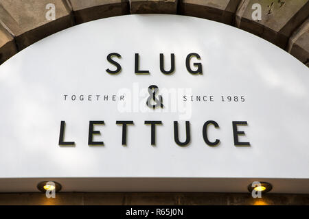 COVENTRY, Royaume-Uni - 26 juillet 2018 : le signe au-dessus de l'entrée d'un Slug & Lettuce bar dans le centre ville de Coventry au Royaume-Uni, le 26 Residence on River s Edge 2018. Banque D'Images