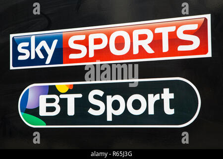 COVENTRY, Royaume-Uni - 26 juillet 2018 : un gros plan de la logos pour Sky Sports et BT Sport, représenté sur un signe de maison publique, le 26 juillet 2018. Banque D'Images