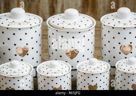 En porcelaine blanche pointillée noire avec motif coeur Spice Jars Banque D'Images