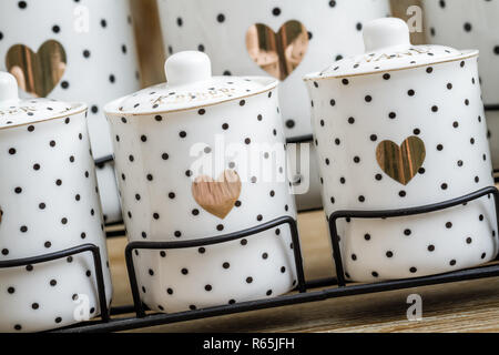 En porcelaine blanche pointillée noire avec motif coeur Spice Jars Banque D'Images