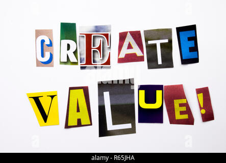 Un mot l'écriture de texte montrant concept de création de valeur faites de différents magazine journal lettre pour l'analyse de rentabilisation sur le fond blanc with copy space Banque D'Images