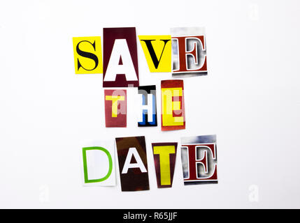 Un mot l'écriture de texte montrant concept d'enregistrer la date faites de différents magazine journal lettre pour l'analyse de rentabilisation sur le fond blanc with copy space Banque D'Images