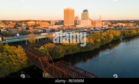 Les banlieusards quittent la ville à la fin de journées de travail via la route du front de mer à Springfield Massachusetts Banque D'Images