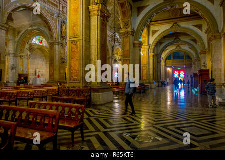 SANTIAGO, CHILI, Octobre 09, 2018 : l'intérieur de cathédrale de Santiago de Compostela, la destination finale pour les pèlerins à marcher le long de la célèbre camino de Santiago Banque D'Images