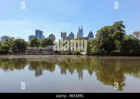 Famille Swan la baignade dans le lac de Piedmont Park à Atlanta et étonnant paysage urbain et reflets dans l'eau Banque D'Images