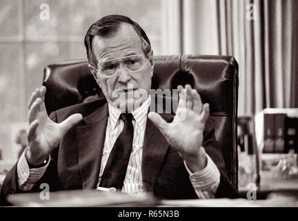 Le président George H. W. Bush à son bureau dans le bureau ovale de la Maison Blanche en 1989. (Photo de Michael Geissinger.) Banque D'Images