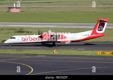 L'allemand LGW Bombardier Dash 8 Q400 en livrée avec Air Berlin immatriculé D-ABQB sur la voie de circulation de l'aéroport de Düsseldorf. Banque D'Images