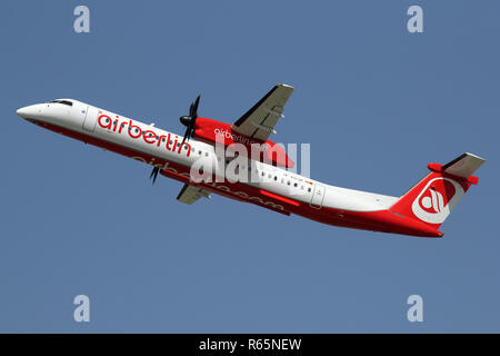 L'allemand LGW Bombardier Dash 8 Q400 en livrée avec Air Berlin immatriculé D-ABQK airborne juste à l'aéroport de Düsseldorf. Banque D'Images